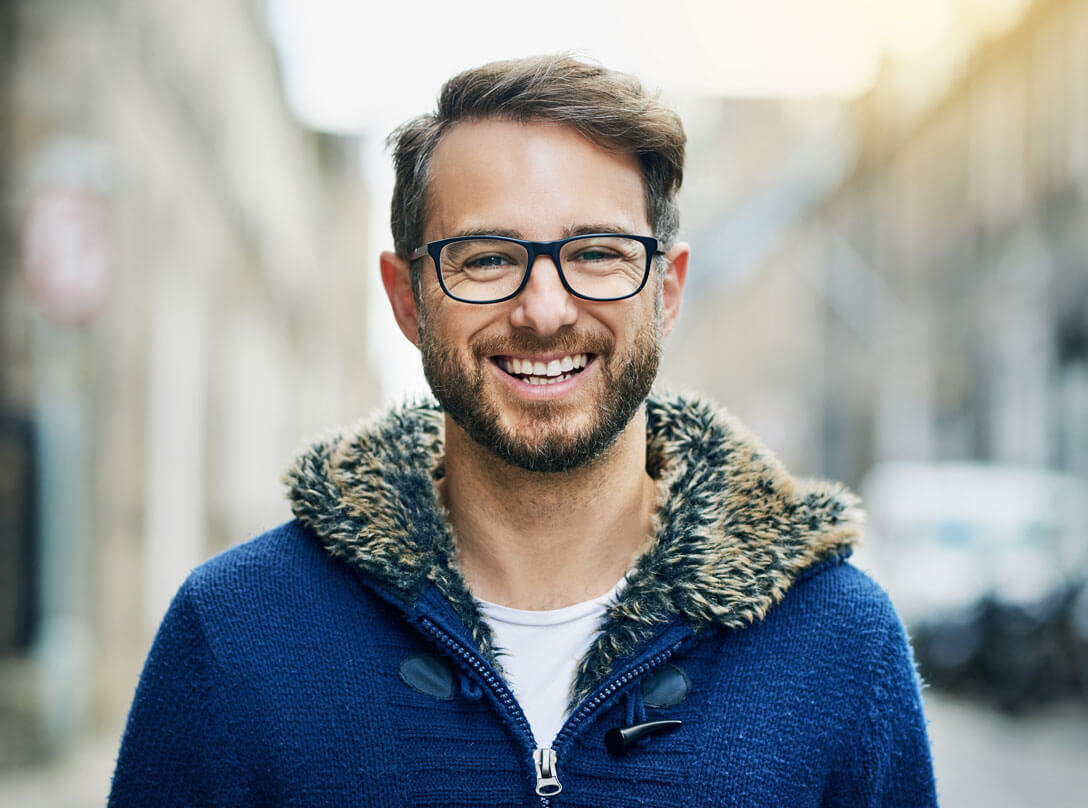 Mann mit Bart und Brille im dicken Pullover zeigt, wie Wirtschaftsprüfer die Basis für seinen persönlichen und finanziellen Erfolg legen.
