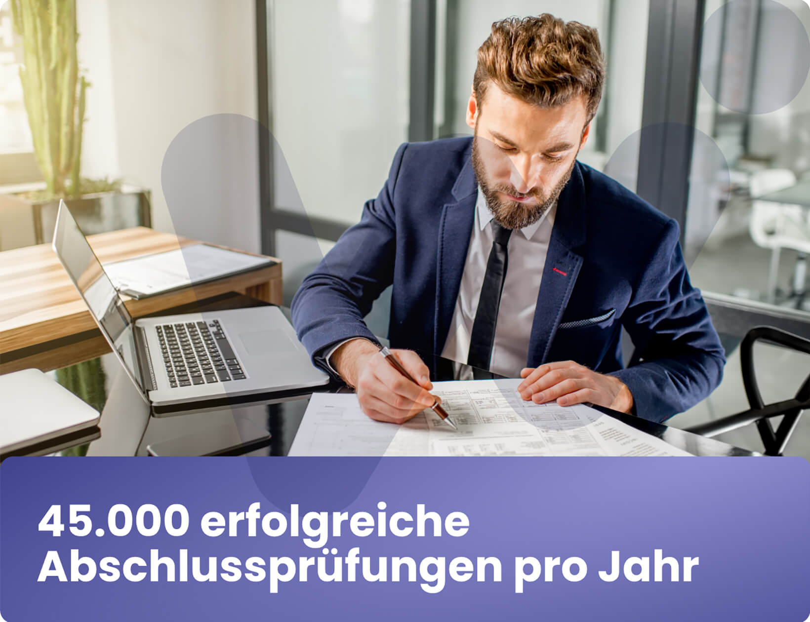 Wirtschaftsprüfer am Schreibtisch prüft und bearbeitet Unterlagen.